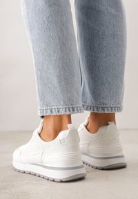 Renee - Białe Sneakersy z Siateczką i Modnymi Wstawkami Corona. Okazja: na co dzień. Kolor: biały. Materiał: jeans #8