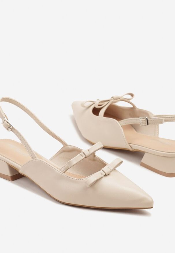 Born2be - Beżowe Eleganckie Sandały na Niskim Słupku z Kokardkami i Noskiem w Szpic Rensara. Okazja: na co dzień. Zapięcie: pasek. Kolor: beżowy. Materiał: jeans. Obcas: na słupku. Styl: elegancki