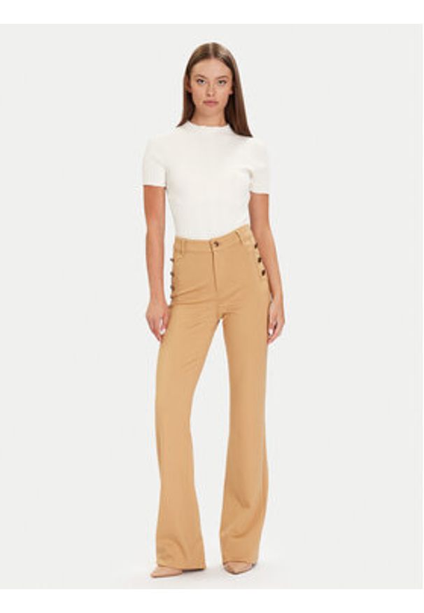 Guess Spodnie materiałowe W5BB16 KCMU2 Beżowy Flare Fit. Kolor: beżowy. Materiał: syntetyk