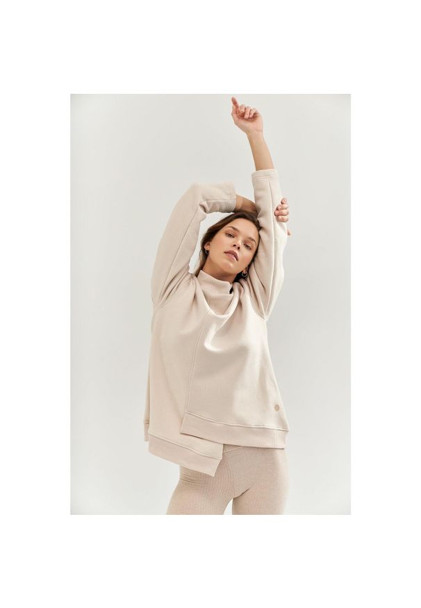 MOONHOLI - Bluza do jogi Moonholi Comfy Milky Way Sweatshirt z asymetrycznym krojem. Kolor: beżowy. Sport: joga i pilates