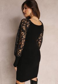 Renee - Czarna Mini Dopasowana Sukienka ze Sweterkowej Dzianiny i Rękawami z Koronki Frankissa. Kolor: czarny. Materiał: dzianina, koronka. Wzór: koronka. Sezon: jesień, wiosna, zima. Długość: mini #3