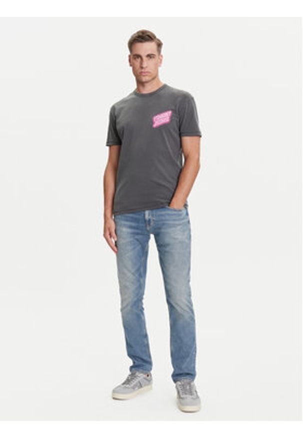 Tommy Jeans T-Shirt Novelty DM0DM21829 Szary Regular Fit. Kolor: szary. Materiał: bawełna