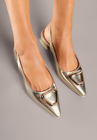 Renee - Złote Sandały Vices Typu Slingback na Niskim Obcasie ze Skórzaną Wkładką Geometryczną Ozdobą Lilienia. Zapięcie: sprzączka. Kolor: złoty. Materiał: skóra. Wzór: geometria, aplikacja. Obcas: na obcasie. Styl: elegancki. Wysokość obcasa: niski