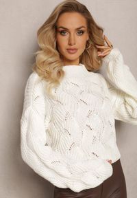 Renee - Jasnobeżowy Sweter Oversize z Ozdobnym Splotem Boeda. Kolor: beżowy. Wzór: ze splotem