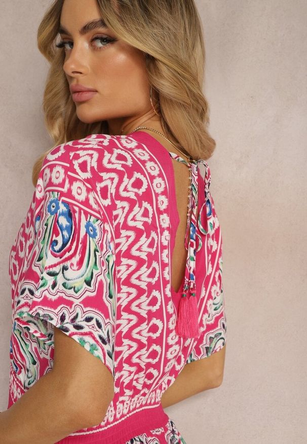 Renee - Fuksjowa Wiskozowa Sukienka Boho z Gumką w Pasie i Trójkątnym Dekoltem Casalina. Okazja: na co dzień. Kolor: różowy. Materiał: wiskoza. Długość rękawa: krótki rękaw. Styl: boho