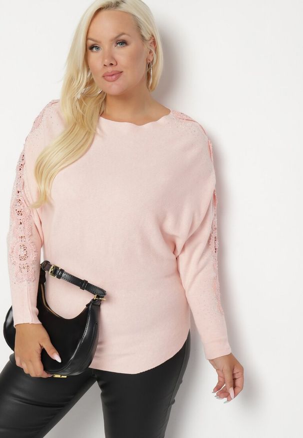 Born2be - Jasnoróżowa Bluzka z Bawełną i Wiskozą z Rękawami Typu Nietoperz Ozdobiona Cyrkoniami Jovilena. Okazja: na co dzień, na spotkanie biznesowe. Kolor: różowy. Materiał: bawełna, wiskoza. Długość: długie. Wzór: aplikacja. Styl: biznesowy, casual