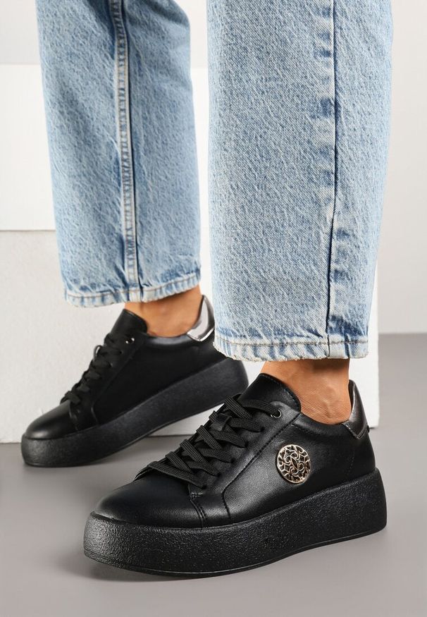 Renee - Czarne Sneakersy ze Skóry Naturalnej Ozdobione Metaliczną Aplikacją Halirithia. Okazja: na co dzień. Kolor: czarny. Materiał: skóra. Wzór: aplikacja