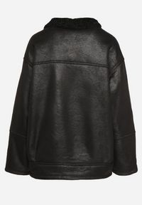 Born2be - Czarna Kurtka Biker Oversize Zapinana na Guziki Ocieplana Futerkiem Nikiena. Kolor: czarny. Materiał: futro. Długość rękawa: długi rękaw. Długość: długie. Styl: elegancki #7