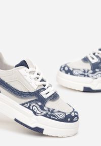 Renee - Biało-Granatowe Sznurowane Sneakersy z Ozdobnymi Przeszyciami na Grubej Podeszwie Pionsa. Zapięcie: sznurówki. Kolor: biały