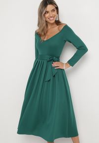 Born2be - Zielona Rozkloszowana Sukienka Midi z Paskiem i Trójkątnym Dekoltem Lunasky. Kolor: zielony. Długość: midi #2