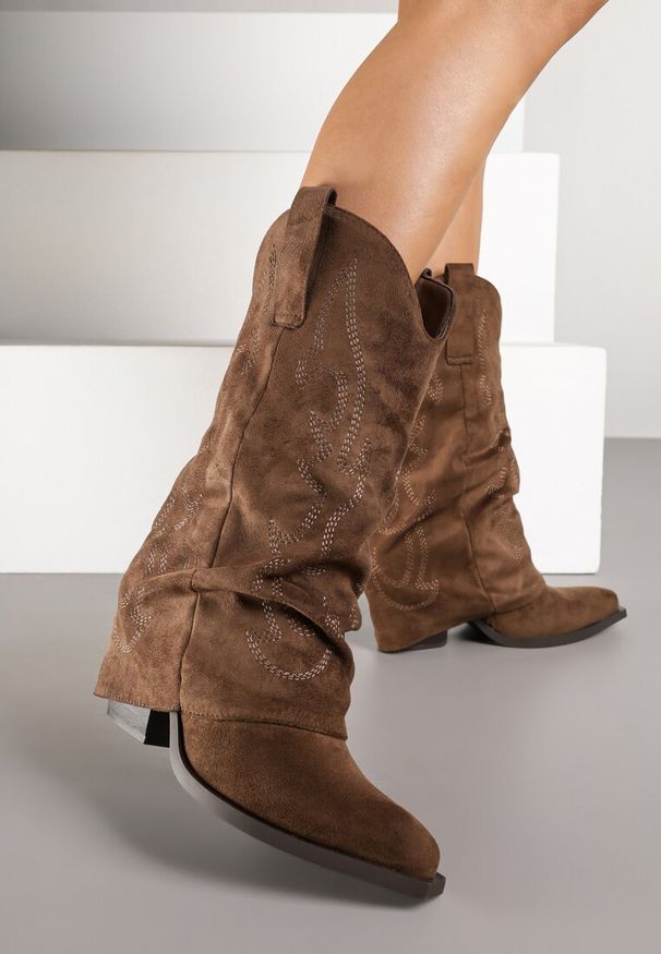 Renee - Brązowe Botki Kowbojki z Cholewką Imitującą Nogawkę Zellaxie. Okazja: na co dzień, na imprezę. Kolor: brązowy. Materiał: skóra, jeans. Szerokość cholewki: normalna. Wzór: aplikacja. Styl: boho, casual