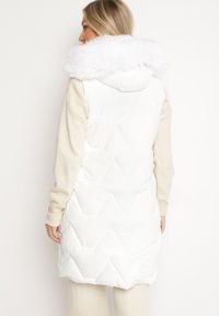 Born2be - Biała Kamizelka Pikowana z Futerkiem i Kapturem Innarella. Okazja: na co dzień, do pracy. Kolor: biały. Materiał: futro. Styl: casual, elegancki #3