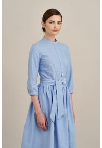 Marie Zélie - Sukienka Aglaia błękitna oxford. Typ kołnierza: kołnierzyk stójkowy. Kolor: niebieski. Materiał: bawełna, skóra, materiał. Sezon: lato #7