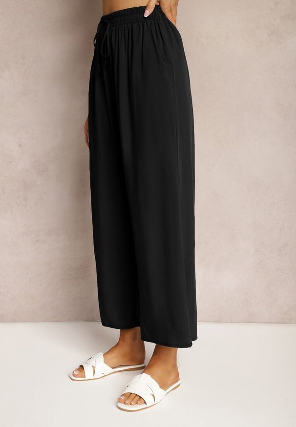 Renee - Czarne Spodnie z Bawełny Typu Palazzo z Gumką w Talii Fieana. Okazja: na spotkanie biznesowe, do pracy, na spacer. Kolor: czarny. Materiał: bawełna. Styl: biznesowy