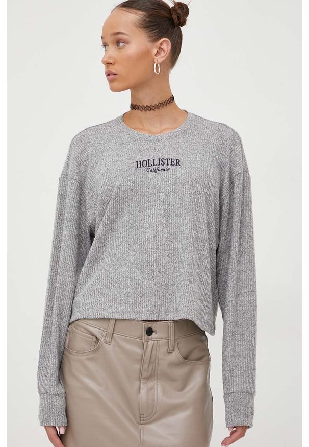 Hollister Co. longsleeve damski kolor szary. Kolor: szary. Długość rękawa: długi rękaw. Długość: długie. Styl: klasyczny