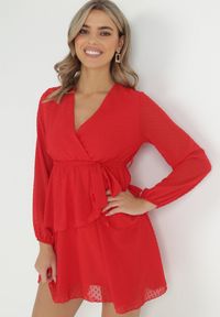 Born2be - Czerwona Sukienka Sharpblaze. Kolor: czerwony. Materiał: tkanina, materiał. Długość rękawa: długi rękaw. Typ sukienki: kopertowe. Długość: mini #6