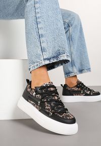 Renee - Czarno-Białe Sneakersy ze Wzorem w Panterkę Doridi. Okazja: na co dzień. Kolor: czarny. Materiał: jeans, skóra. Wzór: motyw zwierzęcy