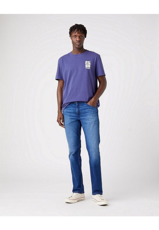Wrangler - WRANGLER GREENSBORO MĘSKIE SPODNIE JEANSOWE JEANS DŻINSY HEARTBREAKER W15QYI23A 112320205. Okazja: na co dzień. Stan: obniżony. Styl: casual, klasyczny