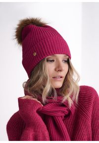 Ochnik - Fuksjowa czapka damska z pomponem. Kolor: różowy. Materiał: akryl #1