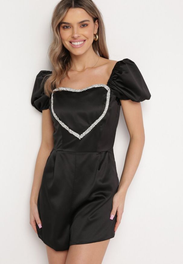 Born2be - Czarny Krótki Kombinezon ze Zdobieniem z Cyrkonii w Kształcie Serca Nanthelle. Kolor: czarny. Długość: krótkie. Wzór: aplikacja