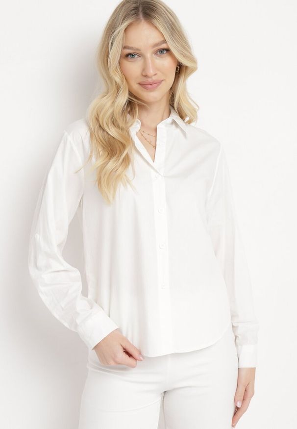 Born2be - Biała Koszula na Guziki z Podwijanymi Rękawami Astarial. Okazja: na spotkanie biznesowe. Kolor: biały. Długość rękawa: długi rękaw. Długość: długie. Styl: elegancki, biznesowy, klasyczny