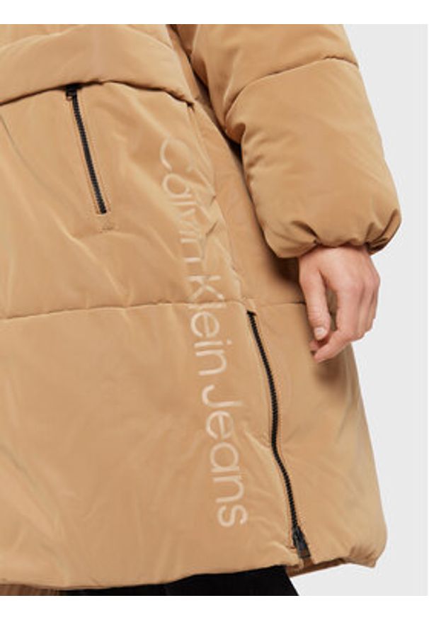 Calvin Klein Jeans Kurtka zimowa J20J219907 Beżowy Relaxed Fit. Kolor: beżowy. Materiał: syntetyk. Sezon: zima