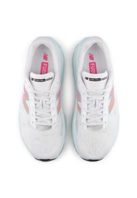 Buty męskie New Balance FuelCell Rebel v5 MFCX1WY – białe. Kolor: szary. Materiał: materiał, syntetyk, guma. Szerokość cholewki: normalna. Wzór: geometria. Sport: fitness, bieganie #2