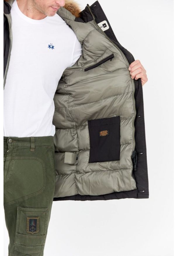 Aeronautica Militare - AERONAUTICA MILITARE Czarna parka męska z futrem jenota. Kolor: czarny. Materiał: futro
