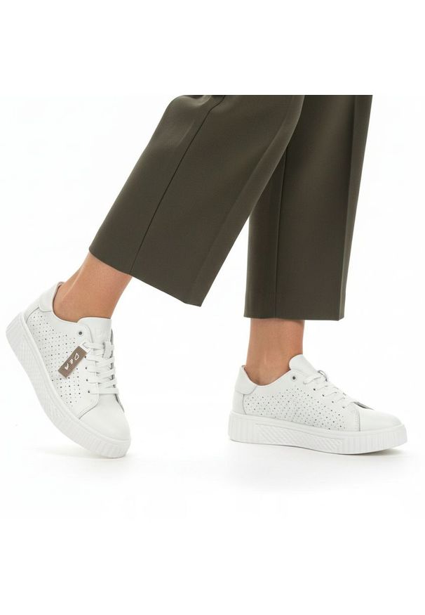 Sneakersy damskie S.Barski, cholewka skóra naturalna perforowana wiązanie klasyczne niski fason zaokrąglony nosek gruba podeszwa casualowy charakter,. Okazja: na co dzień. Kolor: biały. Materiał: skóra. Szerokość cholewki: normalna