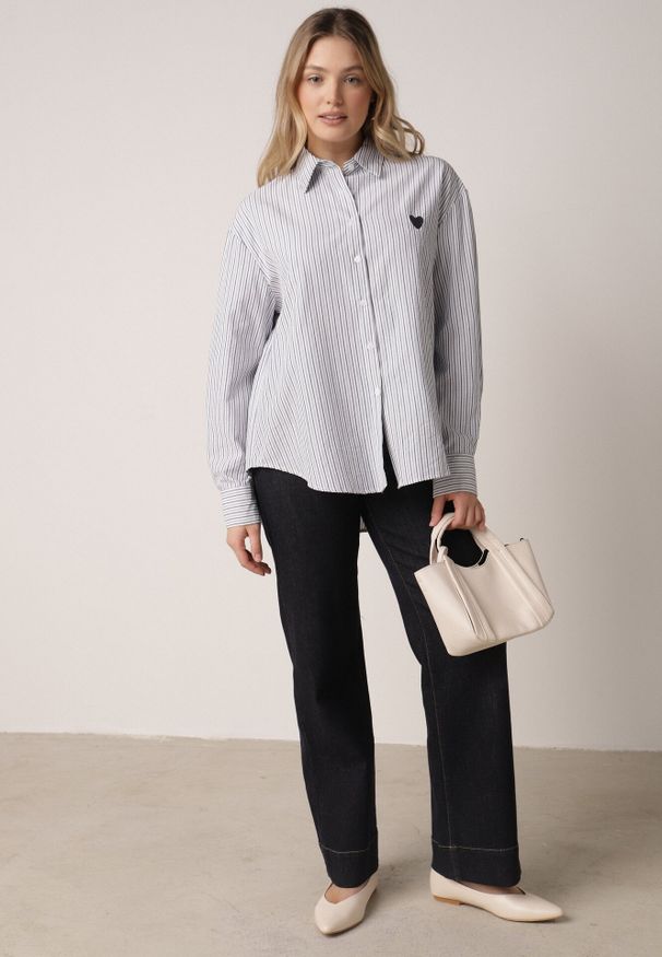 Born2be - Niebieska Koszula z Bawełną w Paski Ozdobiona Haftem Sercem Sewriva. Okazja: na co dzień. Typ kołnierza: kołnierzyk klasyczny. Kolor: niebieski. Materiał: bawełna. Wzór: haft, paski, aplikacja. Styl: casual, klasyczny