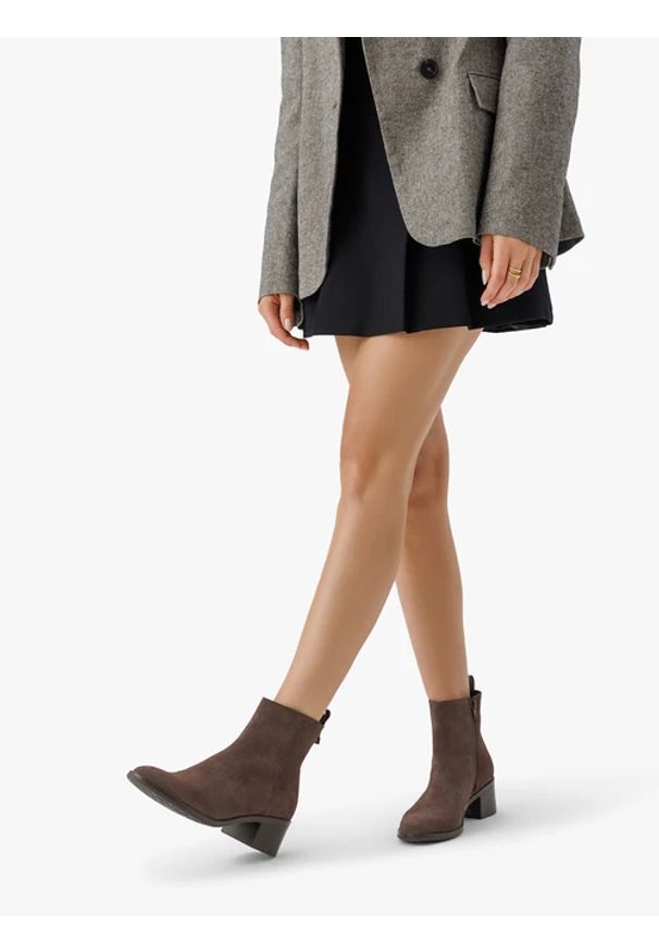 Ryłko - Brązowe ocieplane botki ze skóry welurowej. Okazja: na co dzień. Zapięcie: zamek. Kolor: brązowy. Szerokość cholewki: normalna. Materiał: skóra, welur. Sezon: zima, jesień. Obcas: na obcasie. Styl: klasyczny, casual, elegancki, street. Wysokość obcasa: średni