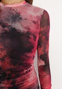 Born2be - Fuksjowa Sukienka o Dopasowanym Fasonie Bodycon z Rozcięciem i Marmurkowym Wzorem Urientia. Kolor: różowy. Długość rękawa: długi rękaw. Typ sukienki: bodycon. Styl: elegancki #3