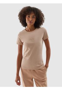 4f - T-shirt regular z dodatkiem materiałów z recyklingu damski - brązowy. Kolor: brązowy. Materiał: materiał. Wzór: gładki, napisy, nadruk