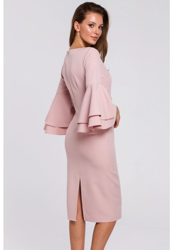 Makover - Sukienka na wesele elegancka z bufiastymi rękawami pudrowa. Okazja: na wesele, na ślub cywilny. Typ sukienki: ołówkowe. Styl: elegancki. Długość: midi