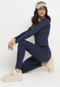 Born2be - Granatowy Komplet Sportowy Legginsy i Bluzka z Długim Rękawem Toretta. Kolor: niebieski. Wzór: aplikacja #3