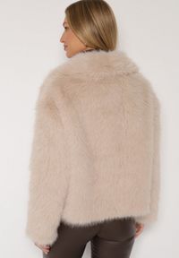 Born2be - Beżowa Pudełkowa Kurtka Futerko o Jednorzędowym Kroju Tildora. Okazja: na co dzień. Kolor: beżowy. Materiał: futro. Styl: casual, elegancki #5