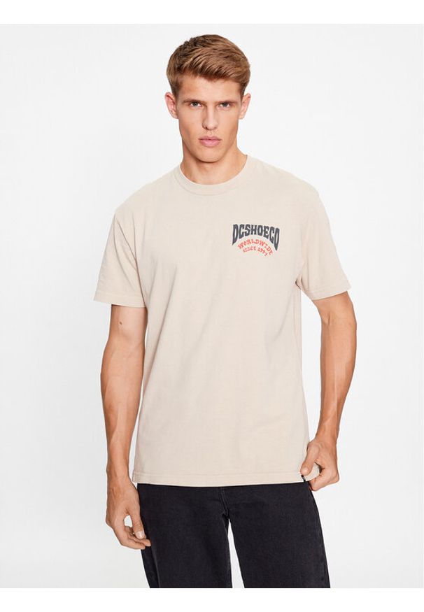 DC T-Shirt Defiant Tees ADYZT05309 Beżowy Regular Fit. Kolor: beżowy. Materiał: bawełna