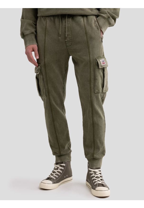Big-Star - Spodnie męskie dresowe cargo z efektem sprania khaki Caronp 303. Kolor: zielony. Materiał: dresówka. Wzór: aplikacja, ze splotem