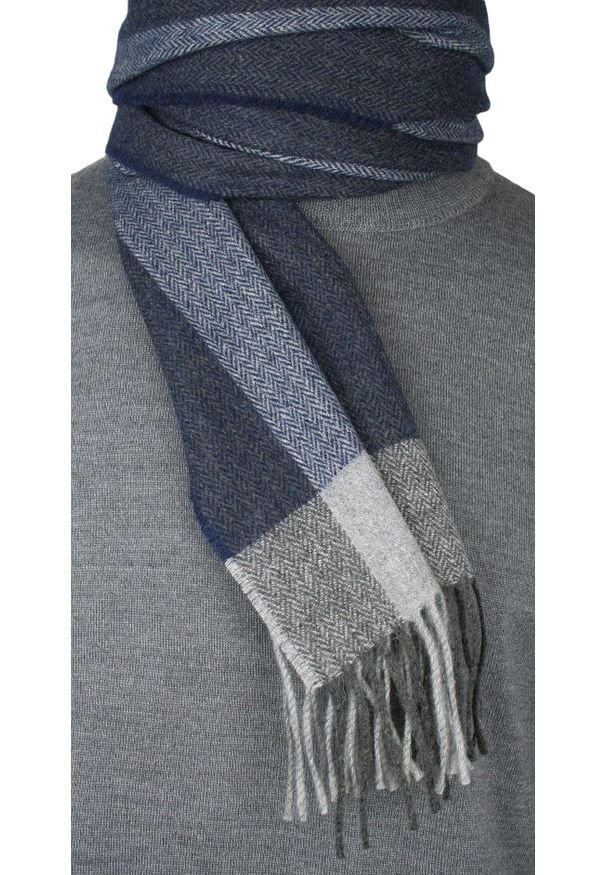 V. Fraas - Szalik Granatowy w Jodełkę z Frędzlami, Męski, Jesienno-Zimowy z Wełną -V. FRAAS. Kolor: niebieski. Materiał: wełna. Wzór: jodełka. Sezon: zima, jesień. Styl: klasyczny, elegancki