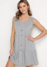 Born2be - Szara Sukienka o Rozkloszowanym Kroju na Szerokich Ramiączkach z Guzikami Saniella. Okazja: na co dzień. Kolor: szary. Długość rękawa: na ramiączkach. Typ sukienki: rozkloszowane. Styl: klasyczny, casual, elegancki #1