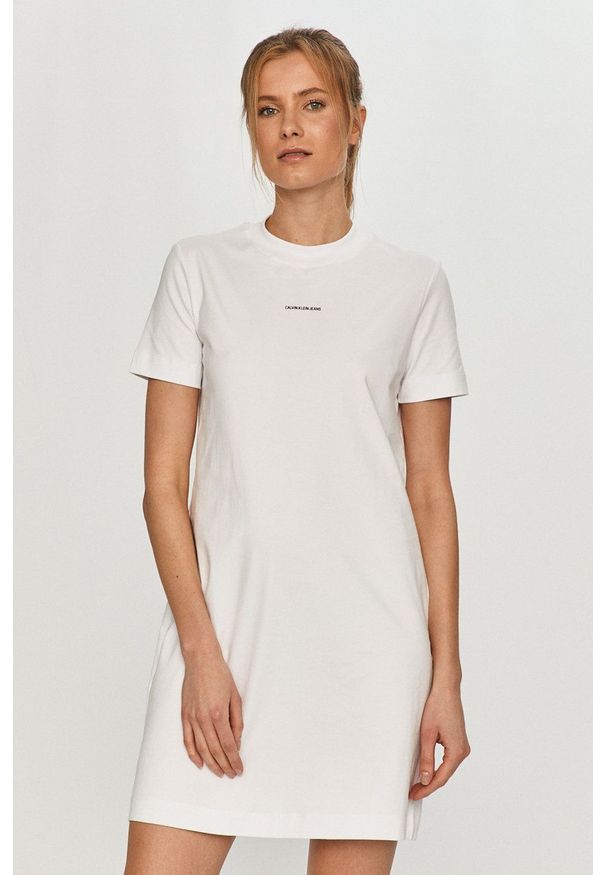 Calvin Klein Jeans - Sukienka. Okazja: na co dzień. Kolor: biały. Materiał: bawełna, dzianina. Długość rękawa: krótki rękaw. Typ sukienki: proste. Styl: casual