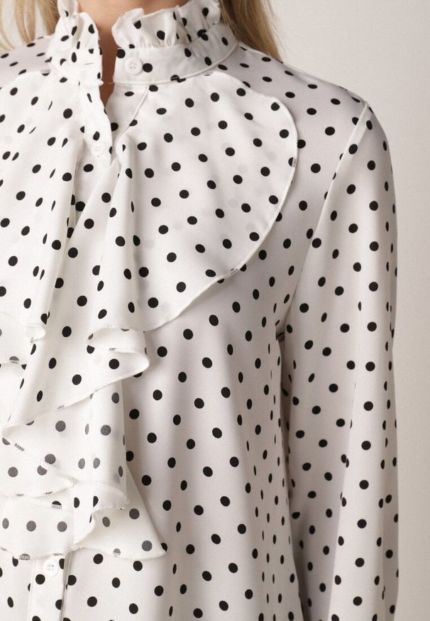 Born2be - Biała Wiskozowa Koszula w Kropki ze Stójką z Ozdobnymi Falbanami Isamene. Okazja: na co dzień. Typ kołnierza: kołnierzyk stójkowy. Kolor: biały. Materiał: wiskoza. Wzór: kropki. Styl: casual, klasyczny