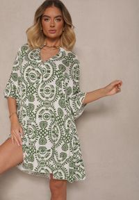 Renee - Zielona Sukienka z Bawełny o Rozkloszowanym Kroju Ozdobiona Guzikami Janivra. Okazja: na co dzień. Typ kołnierza: dekolt w kształcie V. Kolor: zielony. Materiał: bawełna. Wzór: aplikacja. Typ sukienki: rozkloszowane. Styl: elegancki, casual