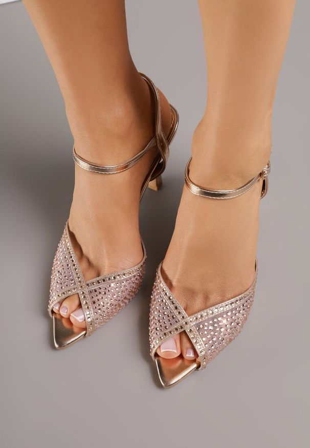 Born2be - Szampańskie Sandały na Szpilce z Cyrkoniami Aurefera. Okazja: na co dzień. Zapięcie: sprzączka. Kolor: złoty. Materiał: jeans. Wzór: aplikacja. Obcas: na szpilce. Styl: casual, elegancki