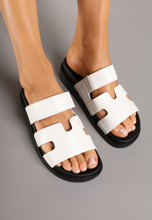 Renee - Białe Klapki na Platformie z Geometrycznymi Paskami Neorith. Okazja: na co dzień. Kolor: biały. Materiał: jeans. Wzór: geometria. Obcas: na platformie. Styl: casual