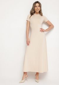 Born2be - Jasnobeżowa Sukienka o Taliowanym Kroju z Krótkim Rękawem Liravise. Okazja: na co dzień. Kolor: beżowy. Długość rękawa: krótki rękaw. Sezon: wiosna, lato. Typ sukienki: rozkloszowane. Styl: casual, elegancki, klasyczny #1