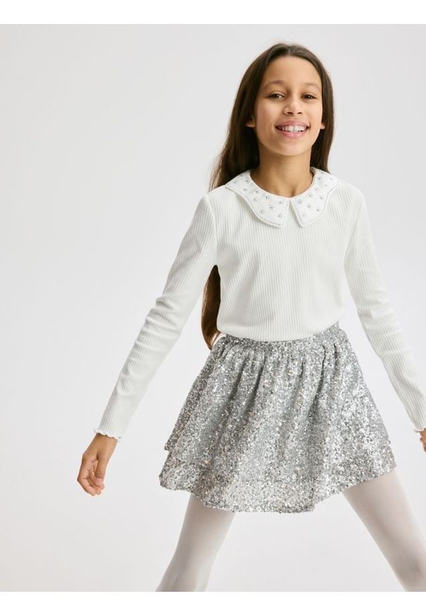 Reserved - Koszulka z aplikacją - złamana biel. Materiał: bawełna. Wzór: aplikacja