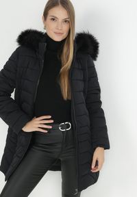 Born2be - Czarna Kurtka Do Kolan z Kapturem i Pikowaniem Sagi. Typ kołnierza: kaptur. Kolor: czarny. Materiał: futro. Długość: do kolan. Wzór: aplikacja #1