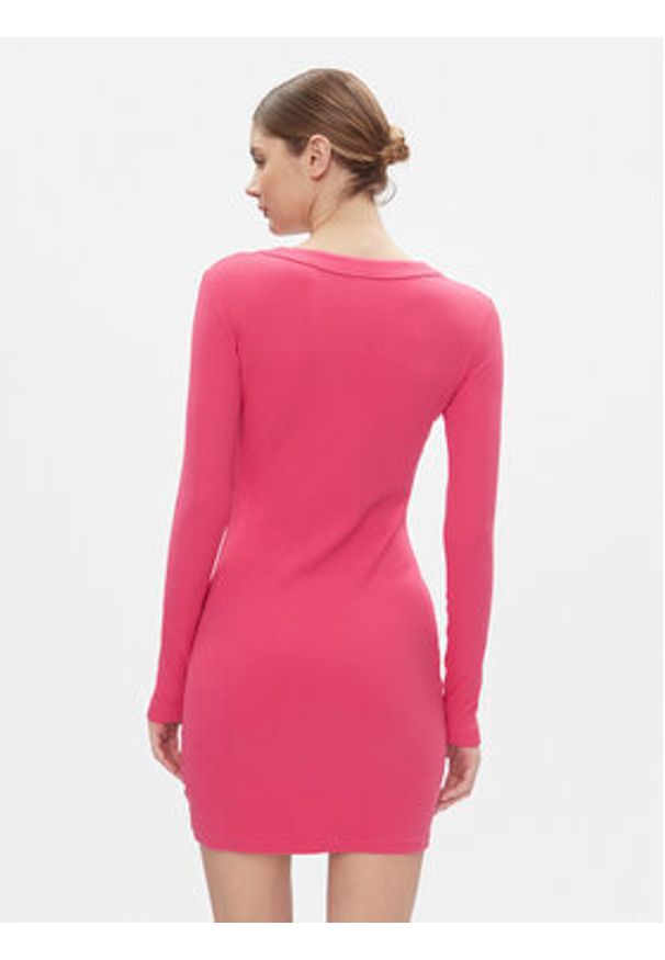Tommy Jeans Sukienka dzianinowa Tjw Badge Rib Bodycon Ls DW0DW17424 Różowy Slim Fit. Kolor: różowy. Materiał: bawełna. Typ sukienki: bodycon