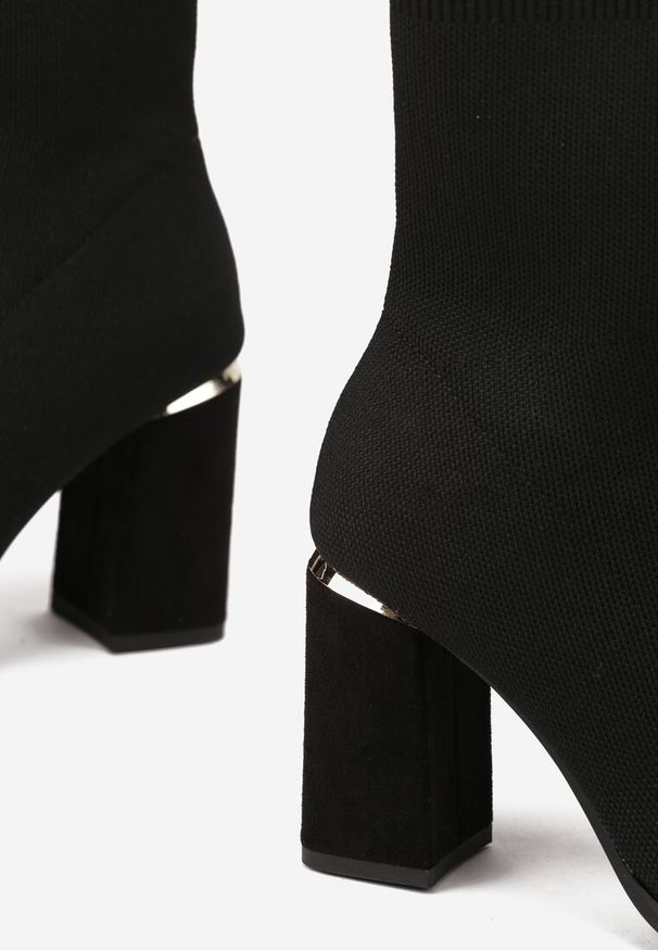 Born2be - Czarne Botki na Obcasie ze Skarpetową Cholewką i Metaliczną Ozdobą Icille. Okazja: na co dzień. Kolor: czarny. Materiał: jeans. Szerokość cholewki: normalna. Wzór: aplikacja. Obcas: na obcasie. Styl: casual, elegancki. Wysokość obcasa: średni